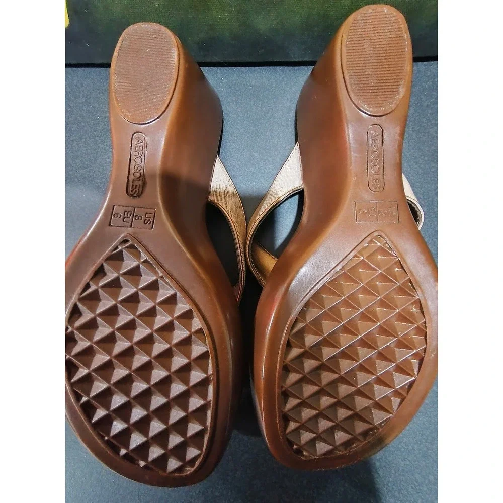 Aerosoles Wide Eyes Womens 8M Bronze Metallic Wedge Thong Sandal‎ Gold Brown